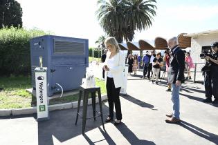 Inauguración de maquina productora de agua potable en el Teatro de Verano