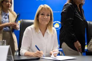 Intendenta Carolina Cosse participa de la firma de convenio entre el MVOT y la Intendencia de Montevideo Intendenta Carolina Cosse participa de la firma de convenio entre el MVOT y la Intendencia de Montevideo