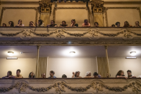 Personas mirando una obra durante el Festival de las Artes en Sala Verdi