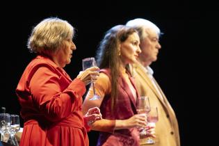 Todo bien mientras nos muramos por orden de ascendencia en el festival Montevideo de las Artes Todo bien mientras nos muramos por orden de ascendencia en el festival Montevideo de las Artes