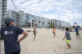 Actividades en playa Pocitos por el programa Monteverano