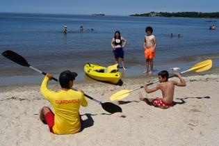 :Escuela de mar en playa Santa Catalina por programa Monteverano :Escuela de mar en playa Santa Catalina por programa Monteverano . 09 de enero de 2024