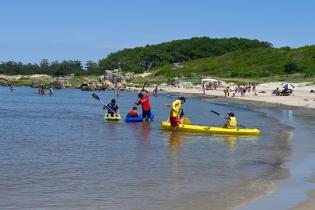 :Escuela de mar en playa Santa Catalina por programa Monteverano :Escuela de mar en playa Santa Catalina por programa Monteverano . 09 de enero de 2024