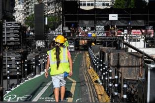 Montaje del escenario Gaucho por los festejos de los 300 años de Montevideo