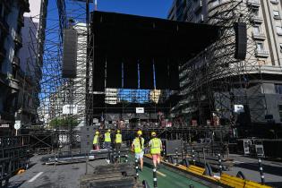 Montaje del escenario Gaucho por los festejos de los 300 años de Montevideo