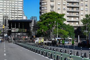 Montaje del escenario Gaucho por los festejos de los 300 años de Montevideo