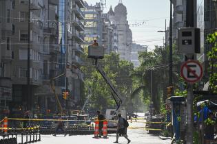 Instalación de luminarias en la Av. 18 de Julio 