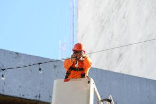 Instalación de luminarias en la Av. 18 de Julio 