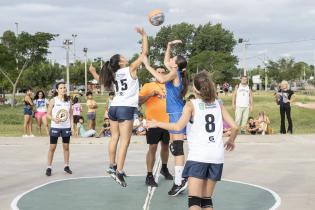 Torneo Jr. NBA en la plaza Alba Roballo