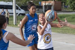 Torneo Jr. NBA en la plaza Alba Roballo