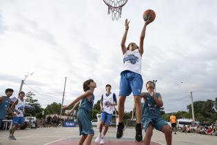 Torneo Jr. NBA en la plaza Alba Roballo