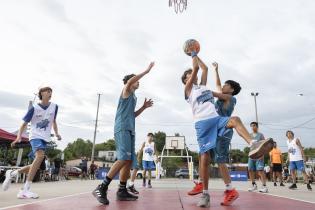 Torneo Jr. NBA en la plaza Alba Roballo