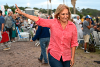 Intendenta de Montevideo Carolina Cosse en la fiesta inaugural por los 300 años de Montevideo en playa del Cerro