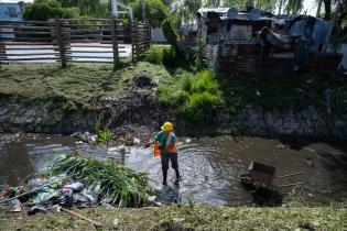 Limpieza del canal de hormigón en barrio Las Cabañitas Limpieza del canal de hormigón en barrio Las Cabañitas