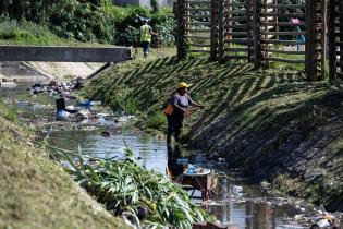 Limpieza del canal de hormigón en barrio Las Cabañitas