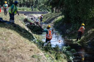 Limpieza del canal de hormigón en barrio Las Cabañitas Limpieza del canal de hormigón en barrio Las Cabañitas