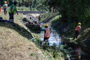 Limpieza del canal de hormigón en barrio Las Cabañitas