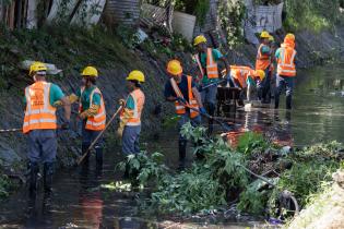 Limpieza del canal de hormigón en barrio Las Cabañitas Limpieza del canal de hormigón en barrio Las Cabañitas