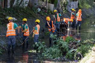 Limpieza del canal de hormigón en barrio Las Cabañitas