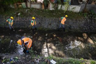 Limpieza del canal de hormigón en barrio Las Cabañitas