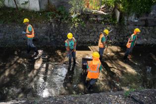 Limpieza del canal de hormigón en barrio Las Cabañitas