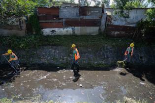 Limpieza del canal de hormigón en barrio Las Cabañitas Limpieza del canal de hormigón en barrio Las Cabañitas