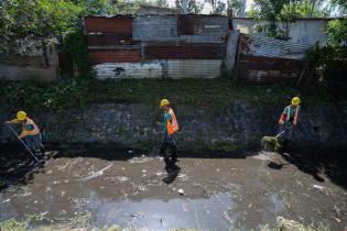 Limpieza del canal de hormigón en barrio Las Cabañitas