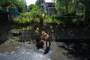 Limpieza del canal de hormigón en barrio Las Cabañitas