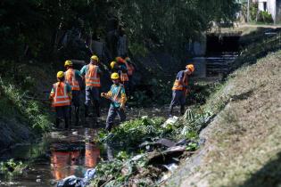 Limpieza del canal de hormigón en barrio Las Cabañitas