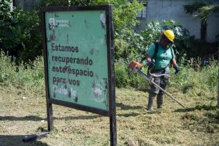 Limpieza del canal de hormigón en barrio Las Cabañitas