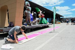 Directora de cultura María Inés Obaldía participa de los preparativos del carro alegórico de carnaval Directora de cultura María Inés Obaldía participa de los preparativos del carro alegórico de carnaval