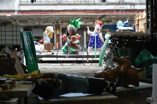 Directora de cultura María Inés Obaldía participa de los preparativos del carro alegórico de carnaval