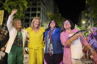 Carolina Cosse y María Inés Obaldía en el desfile inaugural del Carnaval 2024