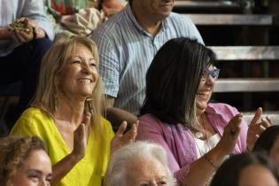 Carolina Cosse y María Inés Obaldía en el desfile inaugural del Carnaval 2024