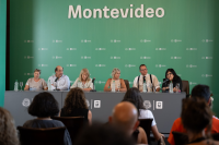 Carolina Cosse y María Inés Obaldía en la firma de documento de compra para el nuevo edificio de EMAD