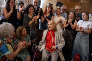 Estela Medina en la firma del documento de compra para el nuevo edificio de EMAD Estela Medina en la firma del documento de compra para el nuevo edificio de EMAD