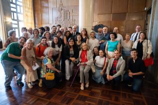 María Inés Obaldía y Estela Medina en la firma de documento de compra para el nuevo edificio de EMAD