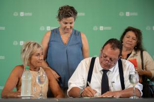 Firma de documento de compra para el nuevo edificio de EMAD Firma de documento de compra para el nuevo edificio de EMAD