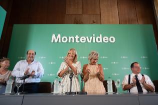 Intendenta de Montevideo Carolina Cosse, participa de la firma de documento de compra para el nuevo edificio de EMAD