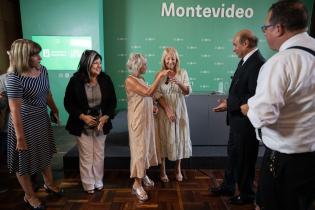 Carolina Cosse, Olga Otegui y María Inés Obaldía en la firma de documento de compra para el nuevo edificio de EMAD