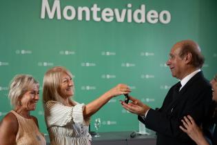 Intendenta de Montevideo Carolina Cosse, participa de la firma de documento de compra para el nuevo edificio de EMAD Intendenta de Montevideo Carolina Cosse, participa de la firma de documento de compra para el nuevo edificio de EMAD