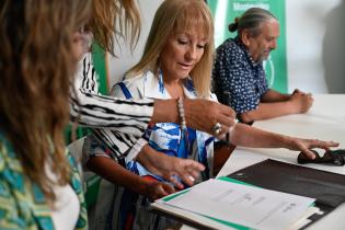 Carolina Cosse, participa de la firma de comodato con la Asociación Civil Casa del Departamento 20, para la creación del espacio «Montevideo al mundo»