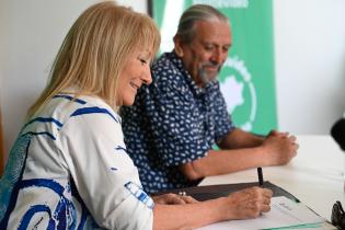 Carolina Cosse, participa de la firma de comodato con la Asociación Civil Casa del Departamento 20, para la creación del espacio «Montevideo al mundo» Carolina Cosse, participa de la firma de comodato con la Asociación Civil Casa del Departamento 20, para la creación del espacio «Montevideo al mundo»