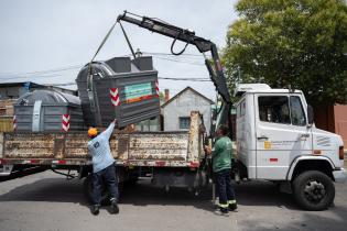 Colocación de nuevos contenedores en Parque Débora Céspedes