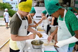 Taller de Cocina Uruguay en Apex Cerro por el programa Verano Ceibal