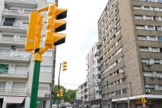 Nuevo semáforo en el cruce de Av. Gral. Rondeau y Francisco Caraballo Nuevo semáforo en el cruce de Av. Gral. Rondeau y Francisco Caraballo