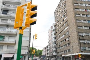 Nuevo semáforo en el cruce de Av. Gral. Rondeau y Francisco Caraballo