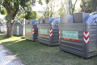 Presentación de contenedores metálicos para residuos mezclados en el barrio La Teja.