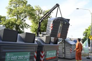 Presentación de contenedores metálicos para residuos mezclados en el barrio La Teja.