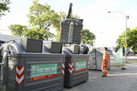 Presentación de contenedores metálicos para residuos mezclados en el barrio La Teja.